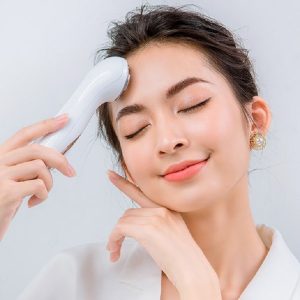 Máy massage nâng cơ mặt phù hợp với ai